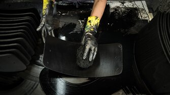 De beits wordt met de hand drooggeveegd met een natuurspons speciaal uit de Egeïsche Zee: zo ontstaat het unieke, gelijkmatige beitsbeeld! | © Thonet GmbH