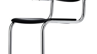 De achterpootloze klassieker van staalbuis maakt ook indruk in de variant met voorgevormde houten delen voor de zitting en rugleuning. | © Thonet GmbH