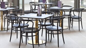 Model 209 met armleuning vinden we ook in elegant gebeitst ADLER zwart in het restaurant ‘Table’ in de Kunsthalle Schirn in Frankfurt. | © Thonet GmbH © Constantin Meyer