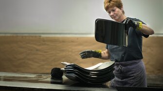 De rugleuningen worden in een bad met Tauchbeize Arova Flex van ADLER tot designstukken omgetoverd. | © Thonet GmbH