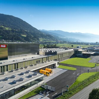 Europa's modernste fabriek voor watergedragen lakken staat in Schwaz, Tirol – en het komende jaar zal er opnieuw zwaar geïnvesteerd worden in de ADLER-fabriek.