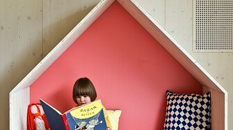 De lichte, met Lignovit Interior UV 100 van ADLER veredelde zichtbare houtoppervlakken, creëren een echte feelgood-sfeer voor jong en oud.