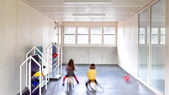 Het familiecentrum Poppenweiler van VON M Architekten inspireert met de witachtig houten wanden en plafonds gelazuurd met ADLER Lignovit Interior UV 100.
